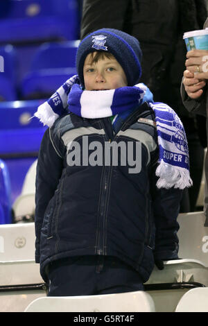 Fußball - FA Cup - Dritte Runde Replay - Birmingham City / Leeds United - St Andrews. Ein junger Fan von Birmingham City saugt die Atmosphäre in St Andrews auf Stockfoto