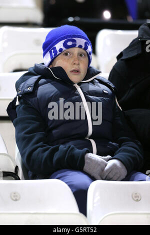 Fußball - FA Cup - Dritte Runde Replay - Birmingham City / Leeds United - St Andrews. Ein junger Fan von Birmingham City saugt die Atmosphäre in St Andrews auf Stockfoto