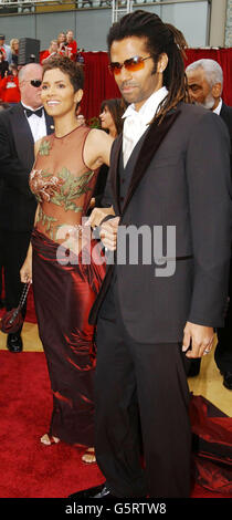 Halle Berry bei der Ankunft mit ihrem Mann Eric Benet bei den 74. Annual Academy Awards (Oscars) im Kodak Theater in Hollywood, Los Angeles. Helle trägt ein Kleid von Elie Saab. Stockfoto