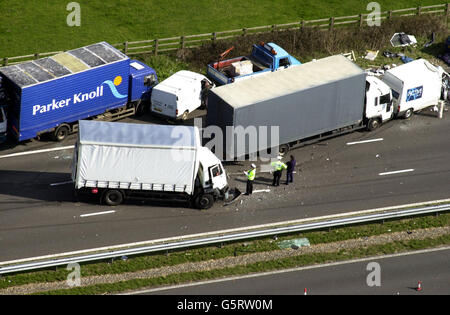 100 Auto Stapel oben auf Autobahn M40 Stockfoto