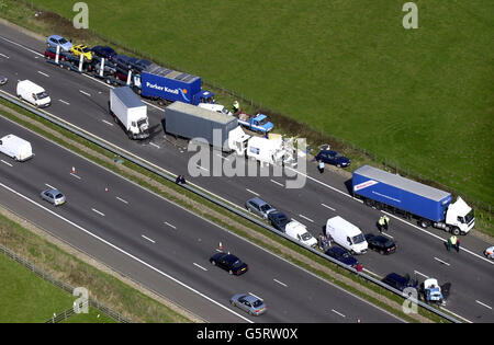 Die Szene auf der M40 in Richtung Süden in Oxfordshire, wo mindestens eine Person getötet wurde, nachdem mehr als 100 Fahrzeuge in einen Stapel verwickelt waren. * der Unfall ereignete sich gegen 7 Uhr morgens im dichten Nebel, als ein Motorradfahrer und ein Van auf der Südautobahn bei Lewknor zusammenprallten. Ein Sprecher der Polizei von Thames Valley sagte, dass mindestens eine Person bei dem Unfall getötet worden sei und dass es "irgendwelche Gehenden verletzt" gebe. Stockfoto