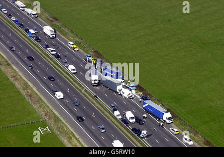 Die Szene auf der M40 in Richtung Süden in Oxfordshire, wo mindestens eine Person getötet wurde, nachdem mehr als 100 Fahrzeuge in einen Stapel verwickelt waren. * der Unfall ereignete sich gegen 7 Uhr morgens im dichten Nebel, als ein Motorradfahrer und ein Van auf der Südautobahn bei Lewknor zusammenprallten. Ein Sprecher der Polizei von Thames Valley sagte, dass mindestens eine Person bei dem Unfall getötet worden sei und dass es "irgendwelche Gehenden verletzt" gebe. Stockfoto