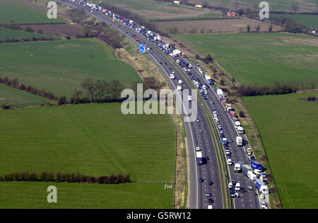 Die Szene auf der M40 in Richtung Süden in Oxfordshire, wo mindestens eine Person getötet wurde, nachdem mehr als 100 Fahrzeuge in einen Stapel verwickelt waren. * der Unfall ereignete sich gegen 7 Uhr morgens im dichten Nebel, als ein Motorradfahrer und ein Van auf der Südautobahn bei Lewknor zusammenprallten. Ein Sprecher der Polizei von Thames Valley sagte, dass mindestens eine Person bei dem Unfall getötet worden sei und dass es "irgendwelche Gehenden verletzt" gebe. Stockfoto