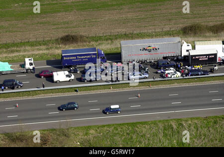 Unfall auf der M40 in Richtung Süden Stockfoto