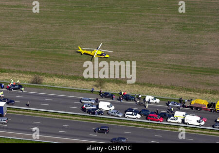 Die Szene auf der M40 in Richtung Süden in Oxfordshire, wo mindestens eine Person getötet wurde, nachdem mehr als 100 Fahrzeuge in einen Stapel verwickelt waren. * der Unfall ereignete sich gegen 7 Uhr morgens im dichten Nebel, als ein Motorradfahrer und ein Van auf der Südautobahn bei Lewknor zusammenprallten. Ein Sprecher der Polizei von Thames Valley sagte, dass mindestens eine Person bei dem Unfall getötet worden sei und dass es "irgendwelche Gehenden verletzt" gebe. Stockfoto