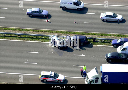 Die Szene auf der M40 in Richtung Süden in Oxfordshire, wo mindestens eine Person getötet wurde, nachdem mehr als 100 Fahrzeuge in einen Stapel verwickelt waren. * der Unfall ereignete sich gegen 7 Uhr morgens im dichten Nebel, als ein Motorradfahrer und ein Van auf der Südautobahn bei Lewknor zusammenprallten. Ein Sprecher der Polizei von Thames Valley sagte, dass mindestens eine Person bei dem Unfall getötet worden sei und dass es "irgendwelche Gehenden verletzt" gebe. Stockfoto