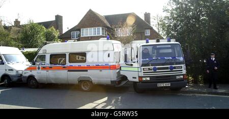 Polizeifahrzeuge vor dem Haus von Amanda Dowler als Polizei Durchsuchung der Familie zu Hause. Amanda wurde zuletzt von Walton am Thames Railway Station aus gesehen. Stockfoto