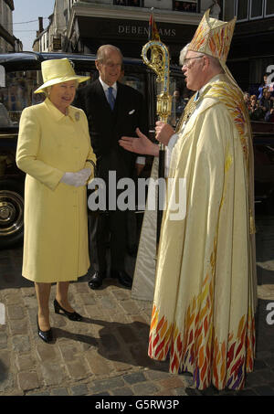 Die britische Königin Elizabeth II. Und der Herzog von Edinburgh (Mitte) werden vom Erzbischof von Canterbury, Doktor George Carey, in der Kathedrale von Canterbury zu einem königlichen Maunday-Gottesdienst begrüßt. *...während des einstündigen Dienstes überreichte die Königin 76 Frauen und 76 Männern zwei Tüten Grüngeld. In jedem kleinen roten Beutel war eine neue 5-Münze und ein 50p-Stück, das das Jubiläum markiert, während in einem weißen Beutel war 76p im Wert von besonderen Grüngeld. Stockfoto