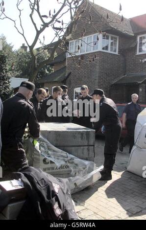 Die Polizei durchsucht Amanda Dowlers Wohnung in Walton Park, Surrey. Amanda wurde zuletzt von Walton am Thames Railway Station aus gesehen. Stockfoto