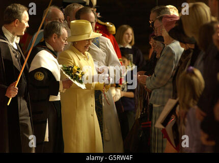 Die britische Königin Elizabeth II. Überreicht 76 Frauen und 76 Männern - entsprechend ihrem Alter im nächsten Monat - während eines Royal Maunday-Dienstes zwei Tüten Grüngeld in der Kathedrale von Canterbury. * in jedem kleinen roten Beutel war eine neue 5-Münze und ein 50p-Stück, das das Jubiläum markiert, während in einem weißen Beutel war 76p im Wert von besonderen Grüngeld. Stockfoto