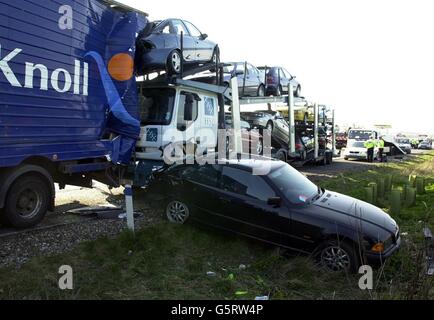 Der Unfallort auf der M40 in südlicher Richtung, an dem mehr als 100 Fahrzeuge beteiligt waren. Der Unfall ereignete sich gegen 7 Uhr morgens in dichtem Nebel, als ein Motorradfahrer und ein Van auf der Südautobahn bei Lewknor zusammenprallten. *...EIN Sprecher der Polizei von Thames Valley sagte, dass bei dem Unfall mindestens eine Person getötet worden sei und dass „viele Menschen beim Gehen verletzt wurden“. Stockfoto