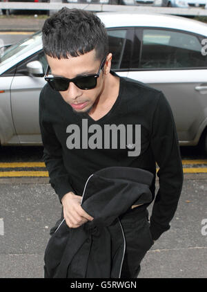 N-Dubz Rapper Dappy, richtiger Name Dino Costas Contostavlos, am Guildford Crown Court, wo er wegen Affray nach einem Vorfall an einer Tankstelle angeklagt wird, bei dem drei Männer schwere Gesichtsverletzungen erlitten haben. Stockfoto