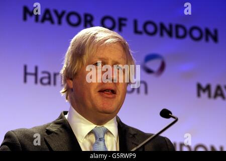 Der Bürgermeister von London, Boris Johnson, sprach in den Fairfield Halls, Croydon, im Süden Londons, wo er eine Investition von 1 Milliarde Euro für einen Umbauplan in der Region ankündigte. Stockfoto