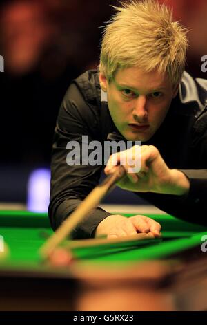 Neil Robertson im Einsatz gegen Mark Allen am fünften Tag der Betfair Masters im Alexandra Palace, London. Stockfoto