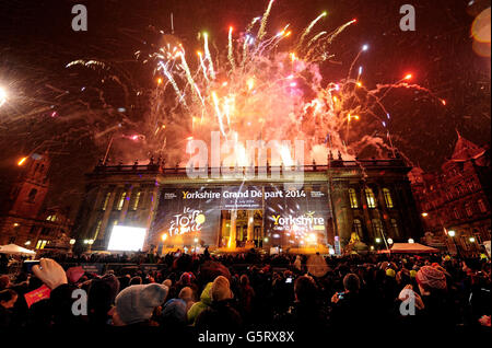 Radfahren - Tour de France 2014 - Ankündigung der Yorkshire Route - Rathaus von Leeds. Feuerwerk vor dem Rathaus nach der Tour de France Yorkshire Route 2014 in Leeds. Stockfoto