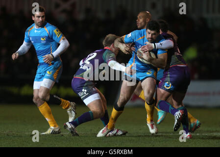 Rugby Union - Amlin Challenge Cup - Newport-Gwent Dragons gegen London Wesps - Rodney Parade. Wesps Andrea Masi wird während des Amlin Challenge Cup in der Rodney Parade in Newport von Dan Evans und Ashley Smith of Dragons angegangen. Stockfoto