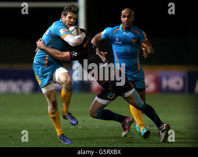 Rugby Union - Amlin Challenge Cup - Newport-Gwent Dragons gegen London Wesps - Rodney Parade. Wasps Elliot Daly wird während des Amlin Challenge Cup bei der Rodney Parade in Newport von Adam Hughes of the Dragons angegangen. Stockfoto