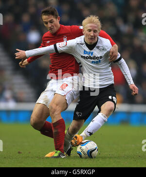 Derby will Hughes und Nottingham Forest's Chris Cohen (links) kämpfen während des npower Championship-Spiels im Pride Park, Derby, um den Ball. Stockfoto