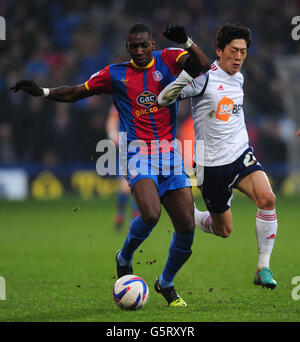 Fußball - npower Football League Championship - Crystal Palace gegen Bolton Wanderers - Selhurst Park. Yannick Bolasie (links) von Crystal Palace und Chung-Yong Lee von Bolton Wanderers kämpfen um den Ball Stockfoto