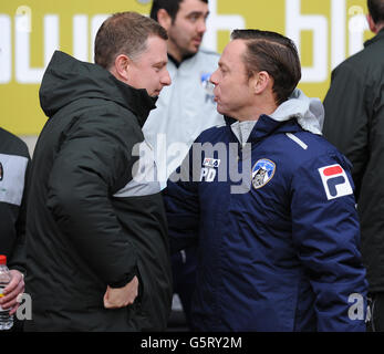 Coventry City Manager Mark Robins (links) und Oldham Athletic Manager Paul Dickov (rechts) begrüßen sich vor dem npower League One Spiel in der Ricoh Arena, Coventry. Stockfoto