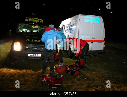 Mitglieder des Glencoe Mountain Rescue Teams am Fuße des Bidean nam Bian in den schottischen Highlands, nach einer schweren Lawine, die vier Bergsteiger getötet und einen anderen schwer verletzt hat. Stockfoto