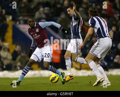 Liam Ridgewell (Mitte) von West Bromwich Albion und Christian von Aston Villa Benteke (links) kämpft um den Ball Stockfoto