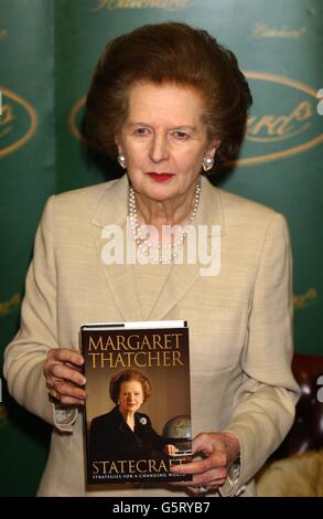 Baroness Thatcher bei einer Autogrammstunde für ihr neuestes Buch 'Statecraft', bei Hatchards in Piccadilly, London. Stockfoto