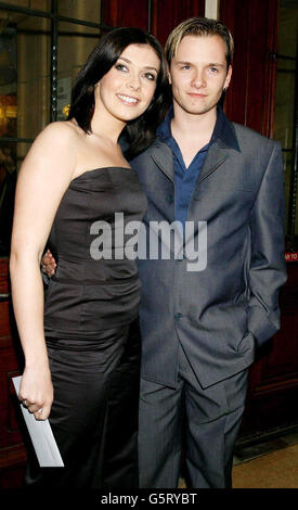 Kym Marsh und Jack Ryder beim Konzert von Liza Minnelli in der Royal Albert Hall in London am ersten Abend ihrer Europatournee. * 13/7/03: Die ehemalige Hear'Say Sängerin erzählte dem Sunday Express S Magazin, dass sie ihr Leben im Vergleich zu den Tagen, als sie in der von Popstars gegründeten Band war, unter Kontrolle hatte. Stockfoto