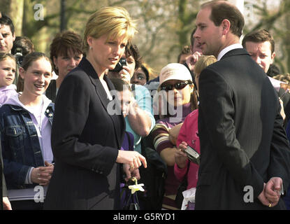 Der Graf und die Gräfin von Wessex sprechen mit den Wellwishern, während sie von der Queen's Chapel zurück zum Buckingham Palace gehen und dem Sarg von Königin Elizabeth, der Königin-Mutter, ihre Achtung erweisen. Stockfoto