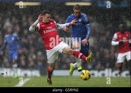 Fußball - Barclays Premier League - Chelsea / Arsenal - Stamford Bridge. Arsenals Thomas Vermaelen (links) und Chelsea's Fernando Torres (rechts) kämpfen um den Ball Stockfoto