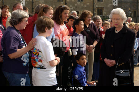 Die britische Königin Elizabeth II. Trifft auf Wohlbehüter, die sich im Schloss Windsor versammelt hatten, um den Tod von Königin Elizabeth, der Königin Mutter, zu ehren. Sie war 101 Jahre alt. Stockfoto
