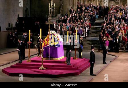 Der Earl of Wessex, vorne rechts, steht vor dem Sarg der Queen Mother, während er in der Westminster Hall in London, am Vorabend ihrer Beerdigung, die in der Westminster Abbey stattfinden wird, im Zustand liegt. * der Graf, seine beiden Brüder, der Herzog von York, hinten links, und der Prinz von Wales, hinten rechts, und ihr Cousin Viscount Linley, links, hallten in einer ergreifenden Zeremonie, die an eine weitere königliche Mahnwache erinnert, an derselben Stelle in der Westminster Hall, für König George V. im Jahr 1936. Stockfoto
