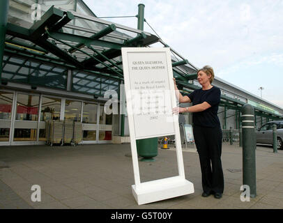 Lynn Bimpson positioniert ein Schild vor den Türen von Marks and Spencer im Gemini Retail Park in Warrington, um Kunden zu warnen, dass sie am Morgen des Beerdigens der Königin Mutter geschlossen werden. Anderswo wird erwartet, dass der Handel in der Stadt bei 11.30 pausiert. Stockfoto