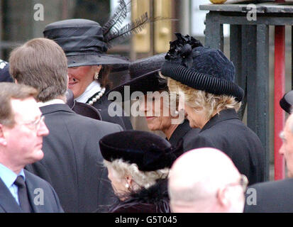 Camilla Parker-Bowles (Mitte) kommt in Westminster Abbey, London, zur Beerdigung von Queen Elizabeth, der Königin Mutter. Nach dem Gottesdienst wird der Sarg der Königin Mutter zur St. George's Chapel in Windsor gebracht, wo sie neben ihrem Mann, König George VI., zur Ruhe gelegt wird Stockfoto