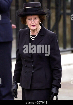 Die fomere Premierministerin Margaret Thatcher kommt in der Westminster Abbey zum Trauergottesdienst für Königin Elizabeth, die Königin der Mutter, an. Nach dem Gottesdienst wird der Sarg der Königin Mutter zur St. George's Chapel in Windsor gebracht, wo sie zur Ruhe gelegt wird. * ... neben ihrem Mann, König George VI. Stockfoto