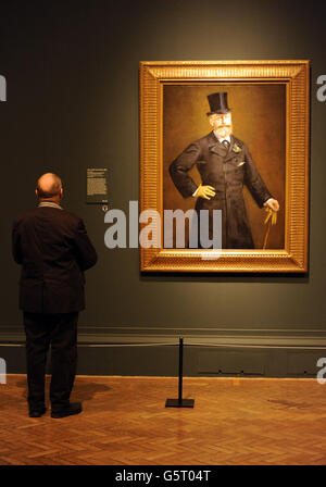 Ein Besucher blickt auf Edouard Manets Portrait von 'M. Antonin Proust' während einer Presseinterview zu „Manet:Portraying Life“, der ersten großen Ausstellung in Großbritannien, die Edouard Manets Porträts zeigt, in der Royal Academy of Arts, London. Stockfoto