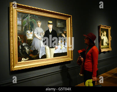 Ein Besucher blickt auf Edouard Manets „The Luncheon“ während einer Presseinterview zu „Manet:Portraying Life“, der ersten großen Ausstellung in Großbritannien, die Edouard Manets Porträts in der Royal Academy of Arts, London, zeigt. Stockfoto
