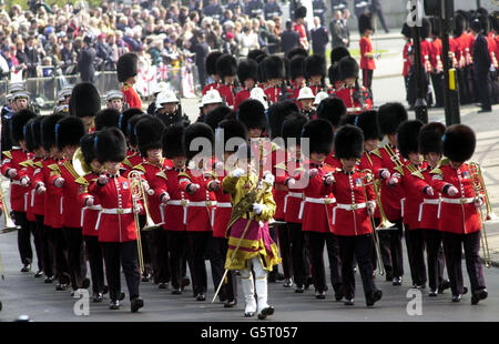 Die Band der Irischen Garde marschiert in die Westminster Abbey, vor dem Trauergottesdienst für Königin Elizabeth, die Königin Mutter. Nach dem Gottesdienst wird der Sarg der Königin Mutter zur St. George's Chapel in Windsor gebracht, wo sie zur Ruhe gelegt wird. * ... neben ihrem Mann, König George VI. Stockfoto