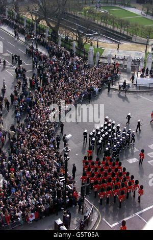 Menschenmassen versammeln sich auf dem Parliament Square, um die Prozession zu beobachten, die den Sarg von Königin Elizabeth, der Königin Mutter, trägt, verlassen Westminster Hall und machen sich auf den Weg zur Westminster Abbey. *nach dem Gottesdienst wird der Sarg der Königin Mutter zur St. George's Chapel in Windsor gebracht, wo sie neben ihrem Mann, König George VI., zur Ruhe gelegt wird Stockfoto