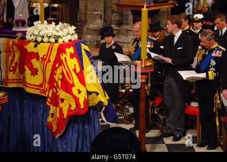 Mitglieder der britischen Königsfamilie, darunter von links: Königin Elizabeth II., der Herzog von Edinburgh, Prinz William, der Herzog von York, die Prinzessin Royal, der Prinz von Wales und Peter Phillips, stehen vor dem Sarg Westminster Abbey von Königin Elizabeth. * .... die Königin Mutter während ihres Trauergottes. Die Königin Mutter starb im Alter von 101 Jahren. Nach dem Gottesdienst sollte der Sarg der Mutter der Königin zur St. George's Chapel in Windsor gebracht werden, wo sie neben ihrem Mann, König George VI., zur Ruhe gelegt wird Stockfoto