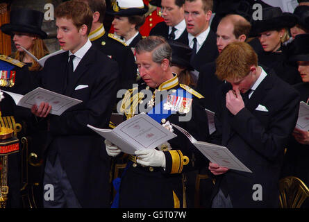 Mitglieder der britischen königlichen Familie, darunter, erste Reihe, von links, Prinz William, der Prinz von Wales und Prinz Harry, nehmen an der Westminster Abbey während der Trauerfeier von Königin Elizabeth die Königin Mutter. * die Königin Mutter starb am Samstag, den 30. März 2002, im Alter von 101 Jahren. Nach dem Gottesdienst sollte der Sarg der Mutter der Königin in die St. George's Chapel in Windsor gebracht werden, wo sie neben ihrem Mann, König George VI., zur Ruhe gelegt wird Stockfoto