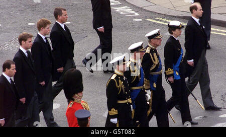 Von hinten, links - Viscount Linley, Prinz William, Prinz Harry, Peter Phillips (von vorne, links) der Herzog von York, der Prinz von Wales, der Herzog von Edinburgh, die Prinzessin Royal und der Graf von Wessex folgen dem Sarg von Königin Elizabeth, der Königin Mutter. * .... auf dem Weg zur Westminster Abbey. Nach dem Gottesdienst wird der Sarg der Königin Mutter zur St. George's Chapel in Windsor gebracht, wo sie neben ihrem Mann, König George VI., zur Ruhe gelegt wird Stockfoto