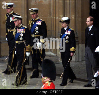 Mitglieder der königlichen Familie (links-rechts) des Herzogs von York. Der Herzog von Edinburgh, der Prinz von Wales, die Prinzessin Royal und der Graf von Wessex beobachten, wie der Sarg von Königin Elizabeth, der Königin-Mutter, die Westminster Hall verlässt, um seinen Weg zur Westminster Abbey zu finden. * nach dem Gottesdienst wird der Sarg der Königin Mutter zur St. George's Chapel in Windsor gebracht, wo sie neben ihrem Mann, König George VI., zur Ruhe gelegt wird Stockfoto