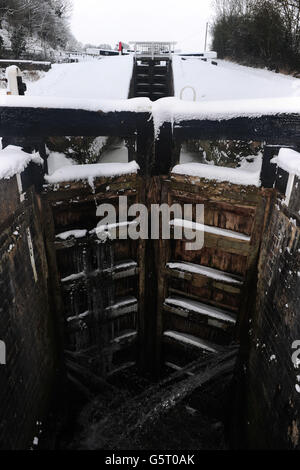 Schnee und Eis bedecken Foxton sperrt in Market Harborough, Leicestershire, während das Winterwetter in ganz Großbritannien anhält Stockfoto