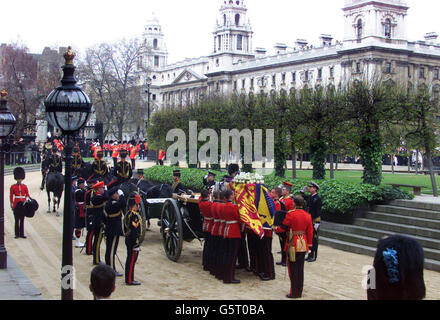 Der Sarg der Queen Mother, drapiert in ihrem Royal Standard, wird auf einem Waffenwagen in der Westminster Hall platziert, bevor er zur Westminster Abbey im Zentrum von London gebracht wird. Königliche Würdenträger und Politiker aus der ganzen Welt haben sich in der Westminster Abbey versammelt. * ... der Königin Mutter, die im Alter von 101 Jahren starb, ihre Achtung zu erweisen. Sie wird in der St. George's Chapel in Windsor neben ihrem verstorbenen Ehemann King George VI. Interniert Stockfoto