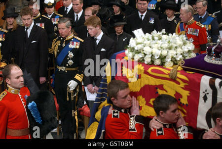 Prinz William (vordere Reihe links), sein Vater, der Prinz von Wales und sein Bruder, Prinz Harry, stehen als Sarg von Königin Elizabeth, der Königin Mutter, wird von ihrem Trauergottesdienst in der Westminster Abbey getragen. Die Königin Mutter starb am Samstag, den 30. März 2002, im Alter von 101 Jahren. * nach dem Gottesdienst sollte der Sarg der Mutter der Königin zur St. George's Chapel in Windsor gebracht werden, wo sie neben ihrem Mann, König George VI., zur Ruhe gelegt wird Stockfoto