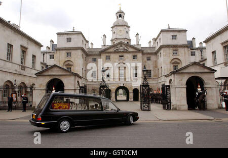 Der Leichenwagen, der den Sarg von Königin Elizabeth, der Königin, trägt, wird von der Westminster Abbey im Zentrum Londons vertrieben, während er zur St. George's Chapel in Windsor Castle fährt, wo sie neben ihrem Mann, König George VI., zur Ruhe gelegt wird * früher führte Königin Elizabeth II. Trauerfeiern aus Großbritannien und der ganzen Welt beim Trauerdienst in der Westminster Abbey an. Stockfoto