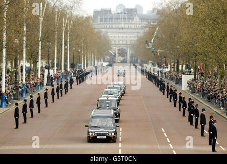 Der Leichenwagen, der den Sarg von Königin Elizabeth, der Königin Mutter, trägt, fährt die Mall in London entlang, während sie zur St. George's Chapel in Windsor fährt, wo sie neben ihrem Mann, König George VI., zur Ruhe gelegt wird * früher führte Königin Elisabeth II. Trauerfeiern aus Großbritannien und der ganzen Welt beim Trauerdienst in Westminster Abbey an. Stockfoto