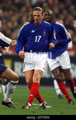 Frankreichs Emmanuel Petit im Einsatz beim internationalen Freundschaftsspiel zwischen Frankreich und Schottland im Stade De France. 08/09/03: Wer hat die französische Nationalmannschaft nach dem Sturz mit Trainer Jacques Santini verlassen. Petit sicherte sich einen glorreichen Platz in der französischen Fußballgeschichte als Torschütze des dritten Tores beim französischen WM-Finalsieg 1998 über Brasilien, sagte L'Equipe, dass seine Beziehung zu Santini zusammengebrochen sei. "Ich weiß, dass ich, wenn ich in Höchstfitness bin, meinen Platz in der französischen Mannschaft oder zumindest in der Mannschaft wert bin", sagte Petit. "Ich traf die Entscheidung gegen mein eigenes Herz, aber es schien die Stockfoto