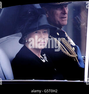 Die britische Königin Elizabeth II. Und der Herzog von Edinburgh werden nach der Beerdigung von Königin Elizabeth, der Königin Mutter, aus Westminster Abbey, London, vertrieben. *nach dem Gottesdienst wird der Sarg der Königin Mutter zur St. George's Chapel in Windsor gebracht, wo sie neben ihrem Mann, König George VI., zur Ruhe gelegt wird Stockfoto